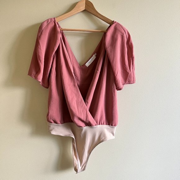 ASTR puffy shoulder bodysuit Dark Blush Womens‎ Size M - Picture 1 of 7